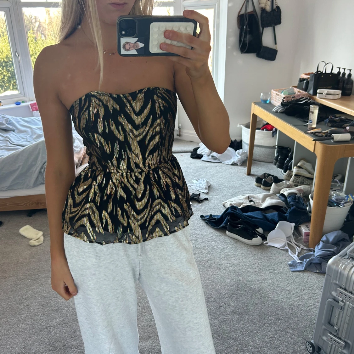 Glittrig axelbandslöd tubtopp i guld - 3