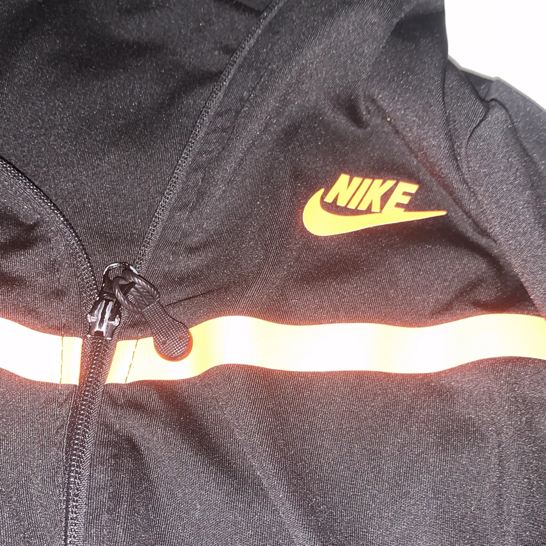 Nike svart vindjacka med orange detalj - 4