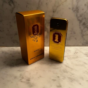 1 Million Royal Parfym 100ml - 1 Million Royal från Paco Rabanne, 100 ml parfym. Flaskan har en lyxig guldig och svart design med röd detalj och är rektangulär med metallisk finish. Kommer i matchande guldig kartong. En ikonisk och djärv doft för dig som vill sticka ut.