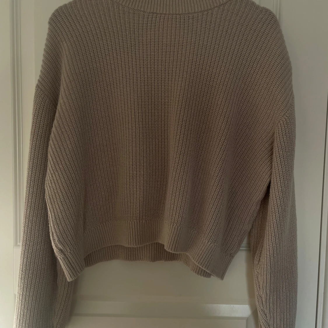 Beige stickad tröja från H&M