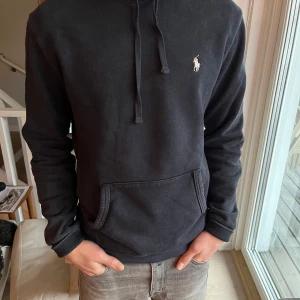 Polo Ralph Lauren hoodie - Säljer den här sjukt snygga hoodien från Polo Ralph Lauren. Skick 10/10, knappt använd! Nypris 2000kr. Skriv vid minsta fundering!👌