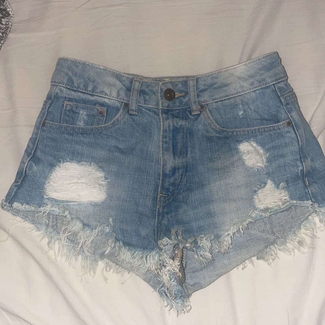 Ljusblå jeansshorts med fransar från H&M Divided - 2