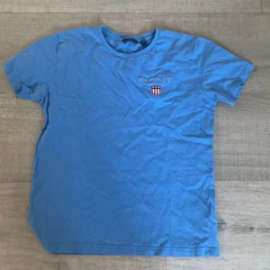  GANT t-shirt -  Säljer nu min ljusblå Gant tröja !