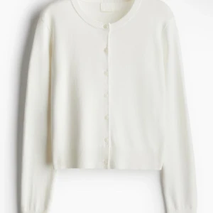 Vit kofta - Vit stickadkarta från H&M, jättebra, nypris 180kr, skriv mer bilder och priset kan diskuteras😊