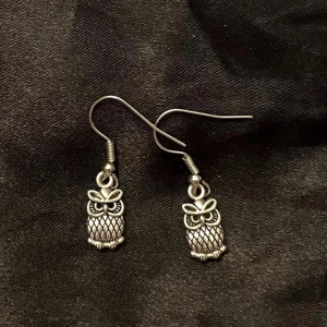 Ugglor örhängen silver imitation owl earrings  - Söta örhängen som ser ut som ugglor 🦉 Ca 1 x 0,5 cm.