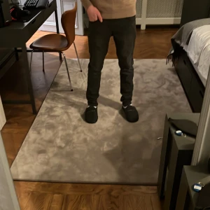 Svarta Levis 512 jeans - Snygga svarta Levis 512 jeans med en klassisk design i storlek 14 år ( 164) De har en slim passform och är perfekta för en stilren look. Knappt använda och i mycket bra skick. Enda defekten är ett resårband som är sönder, ni ser på sista bilden