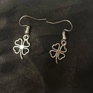 Fyrkööver örhängen silver imitation  - Så söta örhängen i form av fyrklöver. Ca  1 x 1,3 cm.