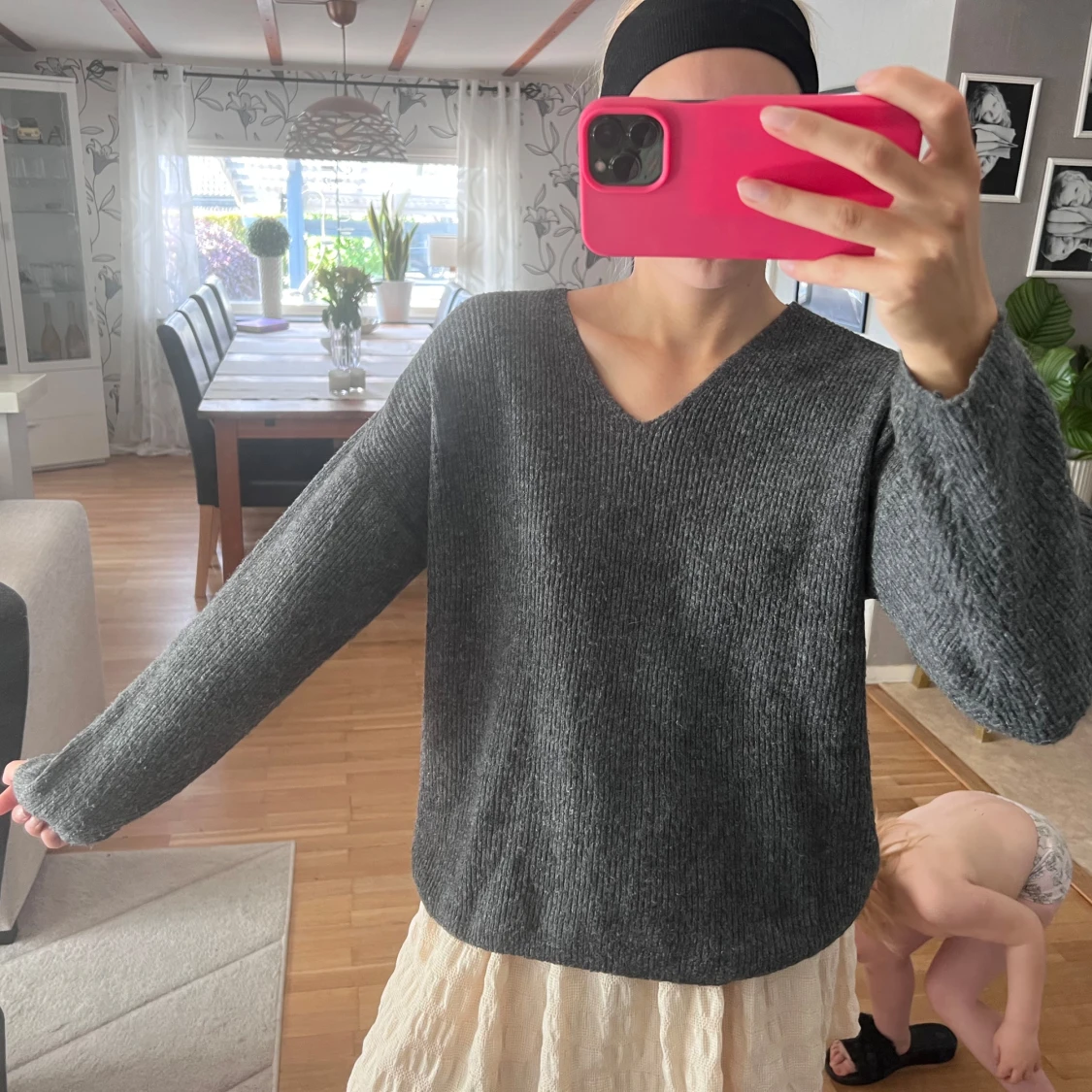 Grå stickad v-ringad tröja - 1