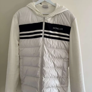 Moncler Cardigan vit - Säljer nu min Moncler Cardigan vit i stl L (Passar L-XL). Perfekt nu till sommarkvällar eller bara lite kallare sommar dagar. Skick 10-10 använd bara ett få tal gånger. Köpt på NK i Sthlm den 26 december 2023. Kvitto finns digitalt. Retail 10.999kr mitt pris 7.000kr.