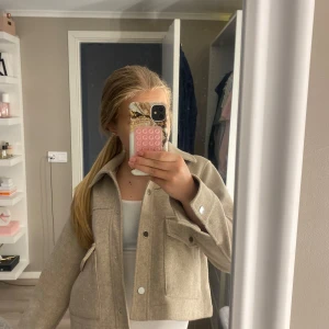 Beige jacka/kappa från Zara - ganska tunn, perfekt till våren eller hösten.