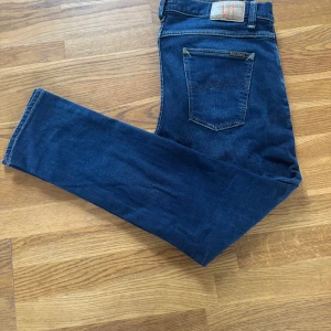 Mörkblå jeans från Nudie - Säljer ett par mörkblåa jeans från Nudie som är modellen Lean Dean New Ink. Strl W33 L30. De är i mycket bra skick. Bara att höra av sig vid funderingar!