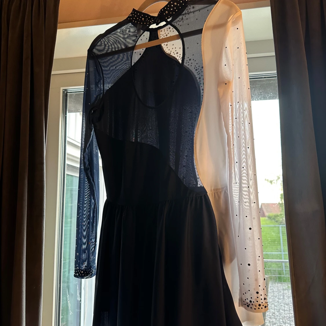 Mörkblå och vit glittrig konståkningsklänning  - 1