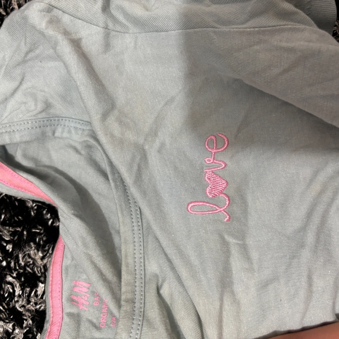 Ljusgrå t-shirt med rosa broderi från H&M - 2