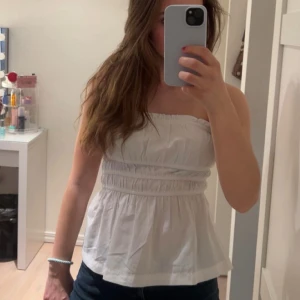 Vit axelbandslös tubtopp - Så fin tube topp, den är helt ny och med prislapp