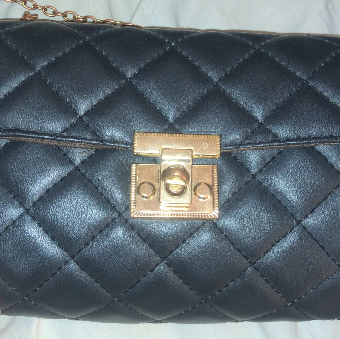 Svart quiltad axelväska med guldkedja - 1