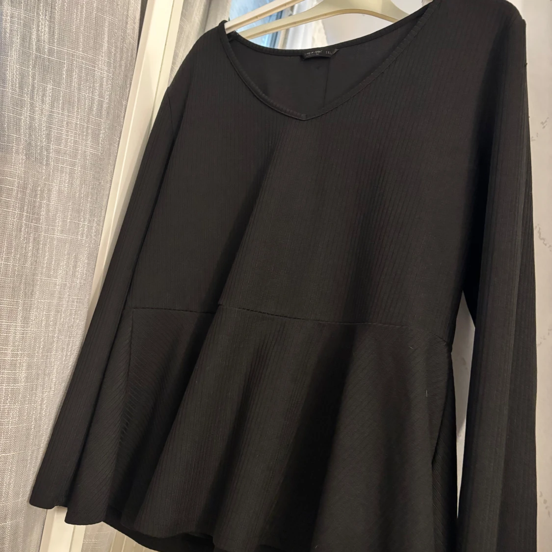 Svart långärmad topp med v-ringning och knappar - 1