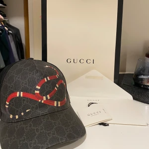 Svart keps från Gucci med orm-motiv - Säljer denna Gucci keps då den inte kommer till användning. Den är i mycket bra skick. Storlek M