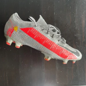 Nike Mercurial Vapor 13 Elite - Nike Mercurial Vapor 13 Elite mycket bra skick, storlek 42. Säljer då de inte passade. Fotbollsskor i toppmodell!