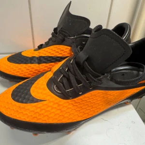Nike Hypervenom orange/svart - Tjaa, säljer dessa retro hypervenom skor i storlek 39, anledningen till att jag säljer dem är för att jag beställde i fel storlek, kunde inte returnera och lät då min lillebror lira med dem några gånger. Pris går att diskuteras!