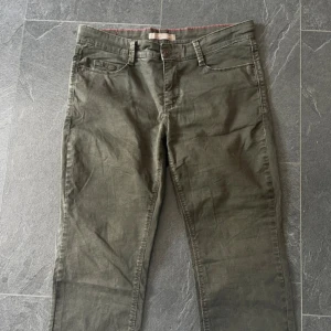 Olivgröna caprese jeans från MAC Jeans - Vintage lågmidjade caprese jeans från MAC jeans . OBS!! De är inte vanliga jeans, caprese!! 
