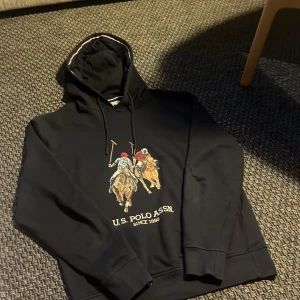  U.S. Polo Assn.  - OBS ser svart ut på bilden men den är mörkblå, om ni är intresserad skriv kan ni få fler bilder. 
