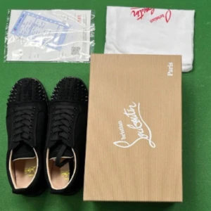 Svarta Christian Louboutin  - Säljer ett par svarta Christian Louboutin med mattsvarta nitar på tån och sidorna. Skorna har den klassiska röda sulan och är tillverkade i mocka och skinn. Perfekta för dig som vill sticka ut med en lyxig och edgy stil.