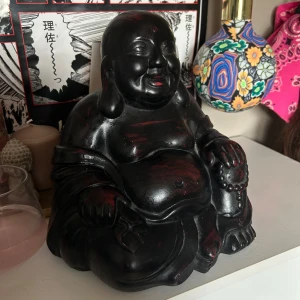 Buddha Staty - några skavanker då den hittades på en återvinningsstation, för utom det så är den i perfekt skick.