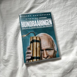 HUNDRAÅRINGEN DVD Film 📀 - Har endast tittat på den 1 gång så i fint skick! Har legat i en kartong och fått sig några märken på omslaget fram och bak. Den är från 11 år! FÖRST TILL KVARN! 📀(Vid köp av fler artiklar får du rabatt! Mer om det finns i min profil!)