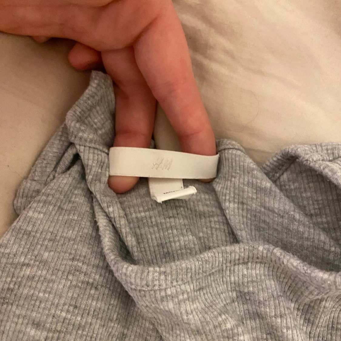 Grå tajt ribbad topp från H&M - 2