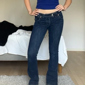 Jeans - Fina lågmidjade jeans, lite slitna längst ner vid fötterna, annars jättefina❣️