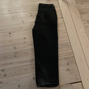 Svarta jeans från Supreme, baggy jeans rare och og modell - Svarta jeans från Supreme i rak modell med klassisk femficksdesign. Byxorna är tillverkade i 100% bomull och har snygga kontrastsömmar samt Supreme-logga på knapp och etikett. Perfekta för dig som gillar streetwear och vill ha en clean look. Rare och og modell