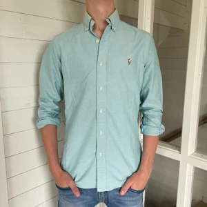 Polo ralph lauren skjorta - Säljer en riktigt snygg skjorta från polo Ralph lauren i storlek XS, skjortan är i mycket bra skick utan några defekter. Skjortan är 72 cm lång och 47 cm bred. Hör av er vid frågor.