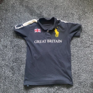 Polo Ralph lauren pike  - Lägg bud eller köp direkt, storlek L passar M skulle jag säga, den är i hyfsat bra skick 