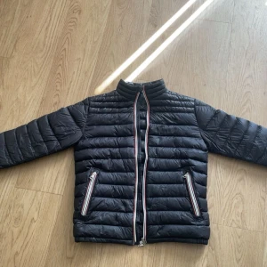 Moncler Daniel jacka - Moncler Daniel jacka, jätte fint skick förutom att drag kedjan är i sönder men de går att fixa hos en professionell som lagar sånt, annars inga fel alls på den. I storlek S. För mer frågor eller information skriv till mig privat.