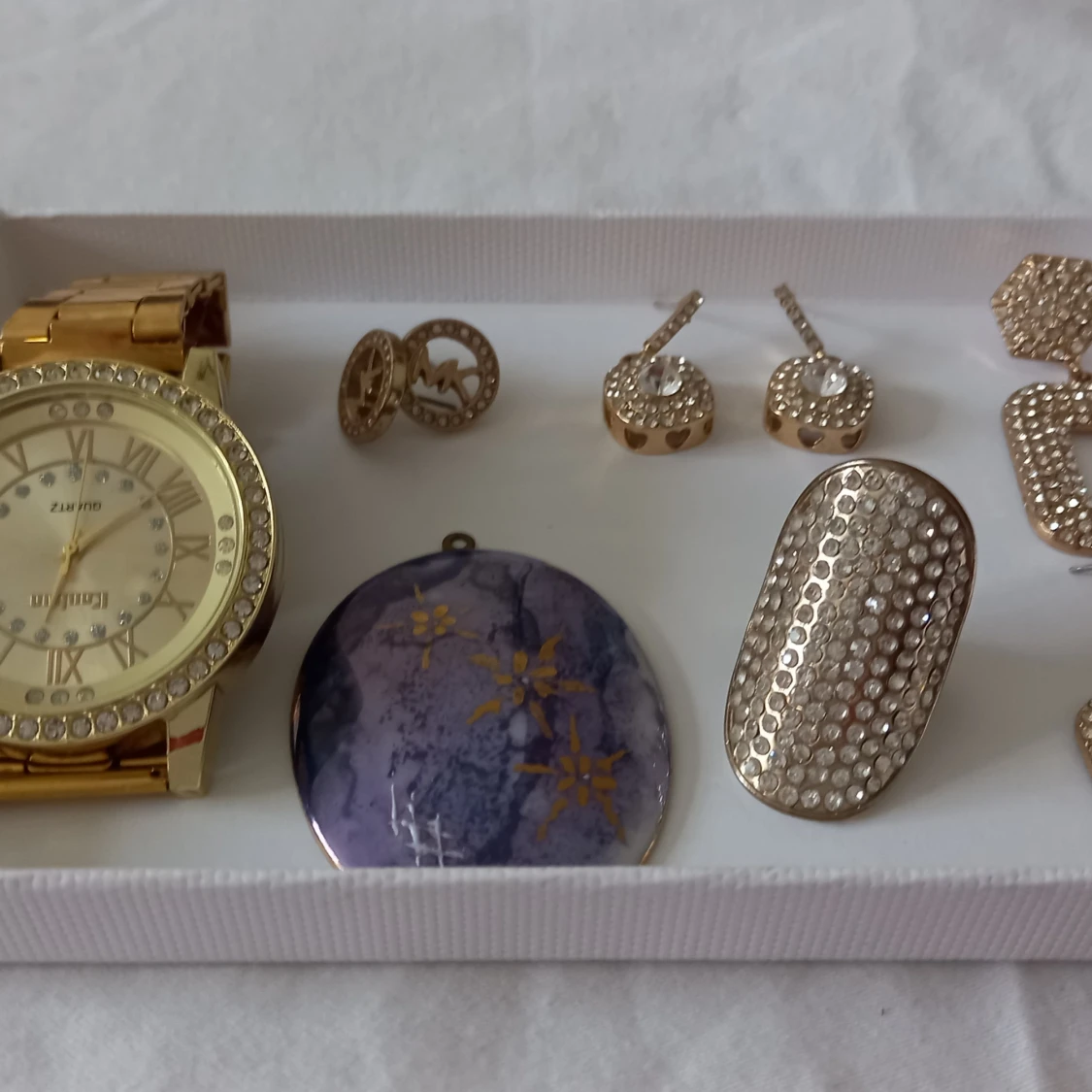 Mix av smycken och klocka i guld och lila - 3