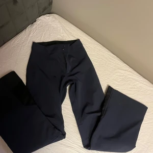 Mörkblå bootcut skidbyxor  - Hej, Säljer ett par mörkblå bootcut skidbyxor från peak performance !! Kom gärna med frågor!!