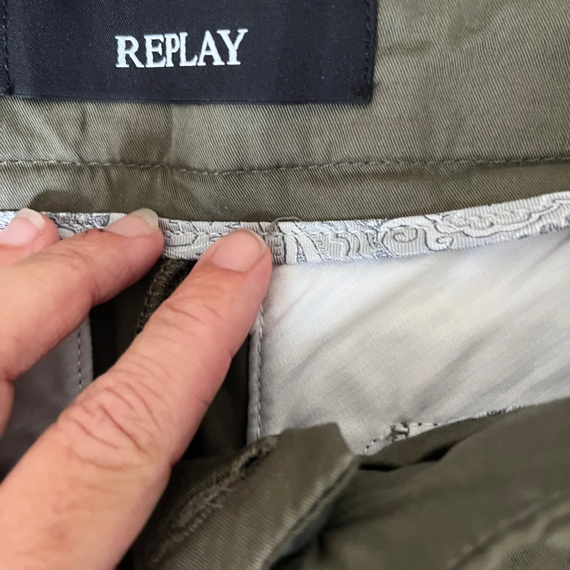 Olivgröna shorts från Replay - 1