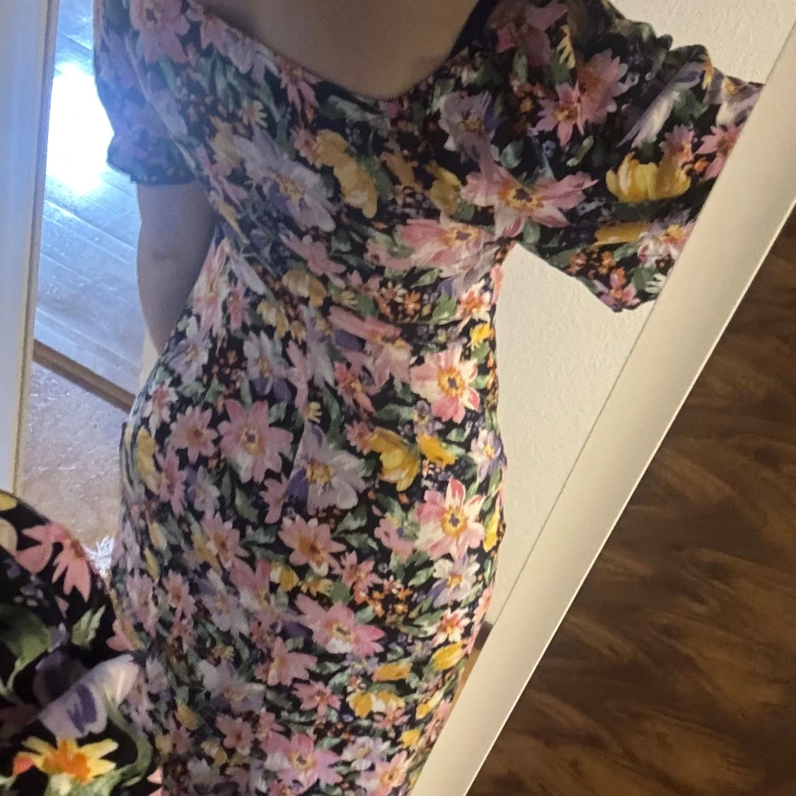 Blommig långklänning med puffärm - 1