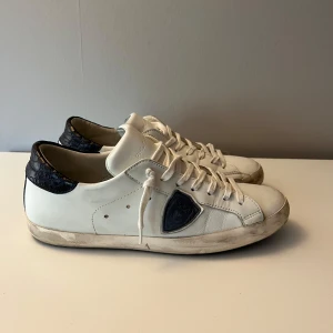 Phillipe Model - Säljer mina Phillipe Model skor, lite smutsiga annars bra skick. Inget og hör av er vid frågor. inga byten
