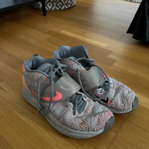 Kd 14 Sunset - Säljer ett par kd 14’s som är hyfsat slitna. Slitaget är dock bara kosmetiskt så det stör inte prestationen av skorna. Sulorna är helt oskadda och ser nästan helt nya ut. Låda finns tyvärr inte🥴 Skorna går inte längre att köpa i butik! Storlek 46!🕺🏼