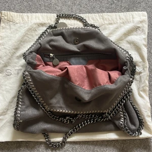 Stella McCartney väska❤️ - Äkta! Har tyvärr inget kvitto men dustbag medföljer. Skriv om du har några frågor💖 (kan även tänkas byta mot en annan märkesväska)