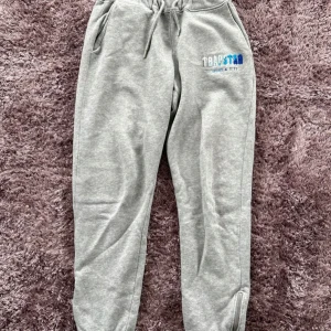 Grå mjukisbyxor med tryck från Trapstar - Grå mjukisbyxor från trapstar