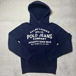 Marinblå Ralph lauren hoodie | S  - Skön hoodie från Ralph lauren | hoodien är i mycket fint skick och har inga defekter | om du undrar över något tveka då inte på att höra av dig 