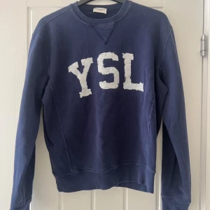 💫Saint Laurent tröja💫 - Hej! Säljer nu denna sjukt fina Saint Laurent tröjan med den sjukt snygga loggan YSL. Den är i jätte fint skick. Storlek S men passar även XS. Hör av er vid frågor eller funderingar💫🌟🙌