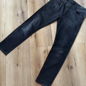 Svart gråa diesel jeans slim fit - Säljer ett par slim fit Diesel jeans i storlek 32/32. Riktigt bra skick med sköna slitningar. Måtten stämmer överens med bilderna. Hör av dig vid fler frågor eller funderingar!👊🤩