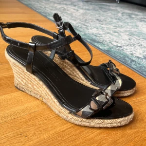 Burberry summer Shoes - Super fina äkta burberry, sommar "klackar". De här skor är lite gamla så serial nummer syns inte❗️Priset är mycket lägre eftersom bandet är lite sönderriven men den syns knappt ända.