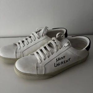  Saint Laurent sneakers  - Snygga vita sneakers från Saint Laurent. Klassisk låg modell. Har använt dem några gånger. Inga defekter eller fläckar. 