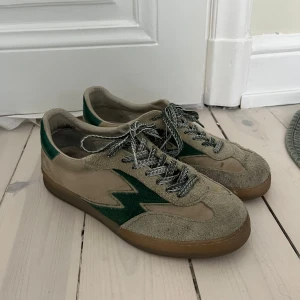 Moa concept skor - Säljer ett par fina moa concept skor i size 42. Pris 790, riktigt bra pris! Nypris var 2300kr om jag inte minns helt fel. Digitalt kvitto finns!