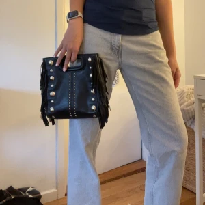 Gråa jeans - Säljer ett par super fina ginatricot jeans som bara använts få tal gånger! Jeansen går att styla till många olika stilar ex sthlmstil, eller copenhàgen stil som man ofta hittar i Danmark. Köpt för ungefär 500kr. Pris kan diskuteras. Rensar ut garderober! Skynda och köp innan någon annan gör det❤️