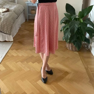  Mönstrad omlottkjol - Säljer en omlottkjol med mönster. Perfekt för dig som gillar en feminin och trendig stil.